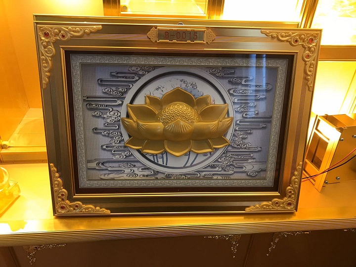 骨灰架不建議放供品，然可以放些生前遺物